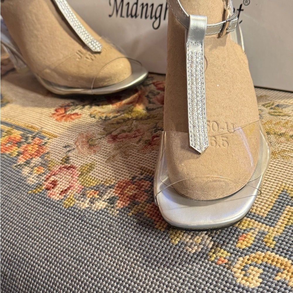 Midnight Velvet Silver Rhinestone T-Strap Clear Heel Sandals | Size 7M NNT - Picture 3 of 6